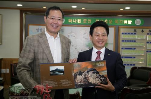 크기변환_140812-영암군_주광주중국총영사_방문8(왼쪽_왕헌민영사,_오른쪽_전동평군수)[1].jpg