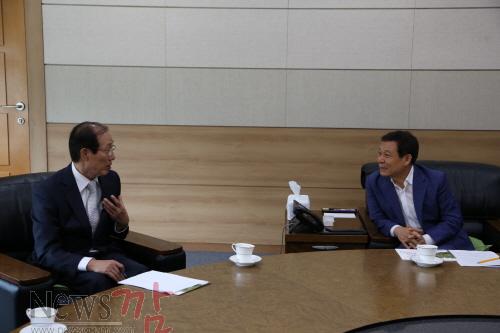 크기변환_사진_이원종_지역발전위원장_윤장현_광주시장_방문1[1].JPG