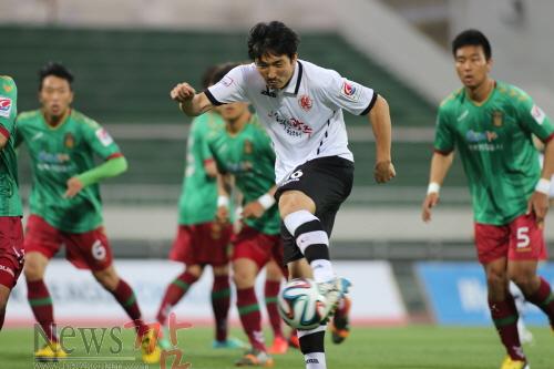 크기변환_사본_-_14-06-01_충주VS광주_김유성_슈팅[1].jpg
