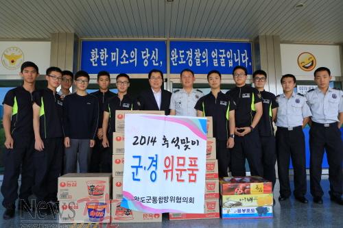 크기변환_신우철_완도군수가_지난_9월_1일_완도경찰서를_방문하여_전의경들을_격려하고_위문했다.[1].JPG