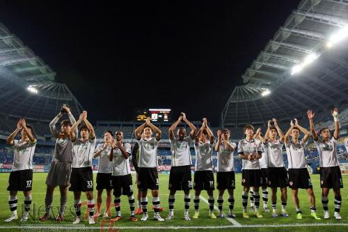 크기변환_사진_광주FC,_대전_승리_후_팬들에_인사[1].jpg