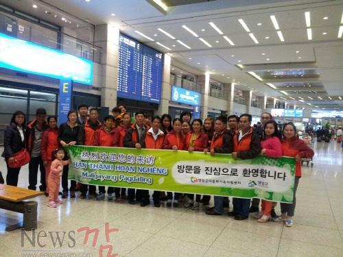 크기변환_141024-영암군_다문화가족_친정부모_초청_입국_환영[1].jpg