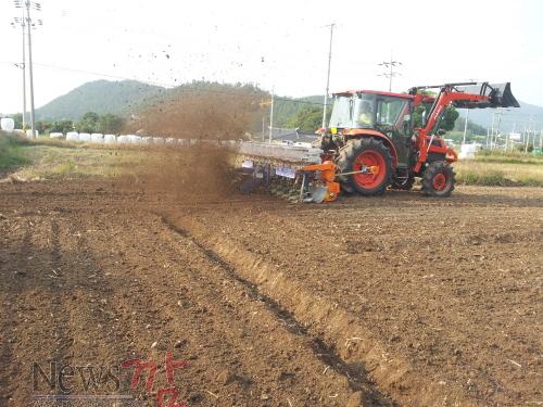크기변환_28-1(맥류_적기파종_현장지도에_나서)[1].jpg