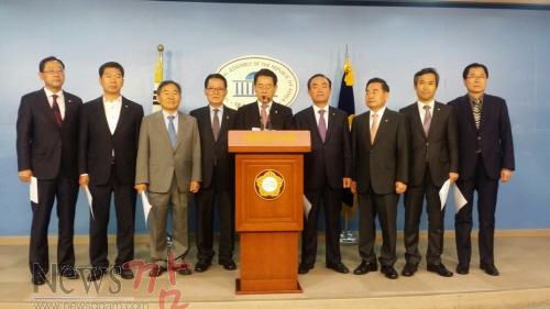 크기변환_광주~완도간 고속도로 조기착공을 촉구하고 있는 광주·전남 국회의원들과 신우철 완도군수.jpeg