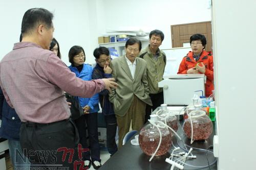 크기변환_해조류 전문인력 양성 교육생들이 해조류 연구소를 방문하여 교육을 받고 있다 (1).JPG