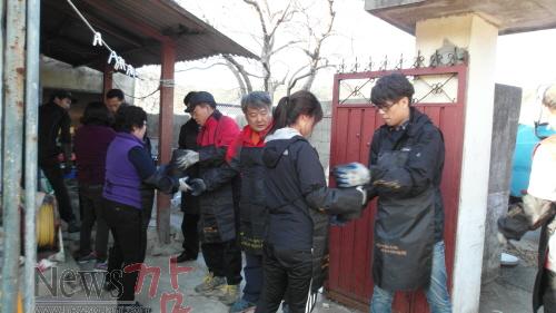 크기변환_보성군보성읍어려운이웃에게사랑의연탄나눔행사 (1).jpg
