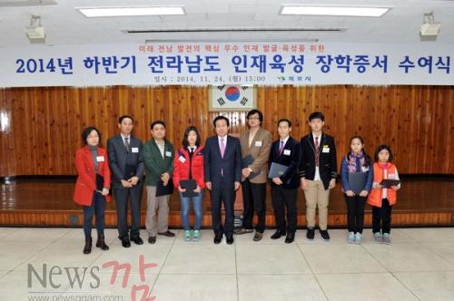 크기변환_장학증서 수여.jpg