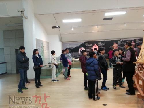 크기변환_강진 농촌유학생들 신나는 문화유적탐방 떠났다 (1).jpg