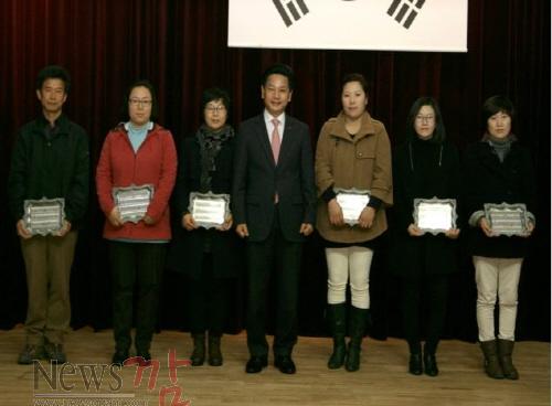 크기변환_141204-독서가족 경진대회 시상 보도사진.jpg