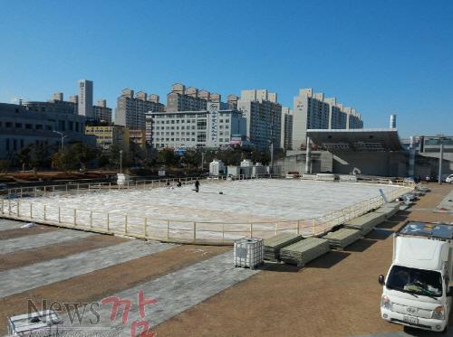 크기변환_사진_시청 야외 스케이트장 개장 준비1.jpg