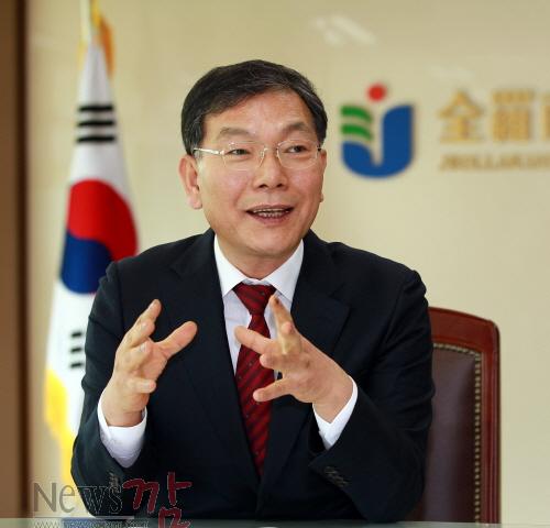 크기변환_장만채 교육감 인터뷰2015-1.jpg
