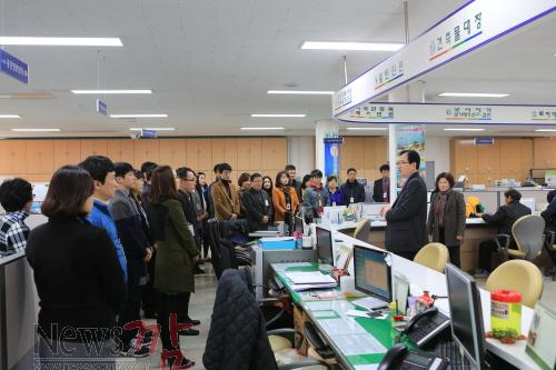크기변환_신우철 완도군수가 종무식 대신 군청 직원들을 부서별로 직접 찾아가 한 해 동안의 노고를 격려하고 있다..JPG