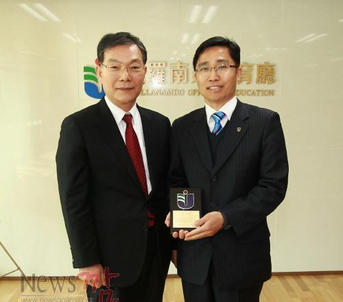 크기변환_장만채교육감+해남지원장+감사패전달장면.jpg