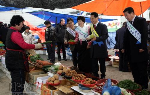 크기변환_150204- 전통시장 방문 사진 1.jpg