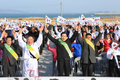 크기변환_완도군은 지난 26일 소안면 항일운동기념공원에서 나라사랑 태극기 달기 운동을 전개하였다 (1).JPG