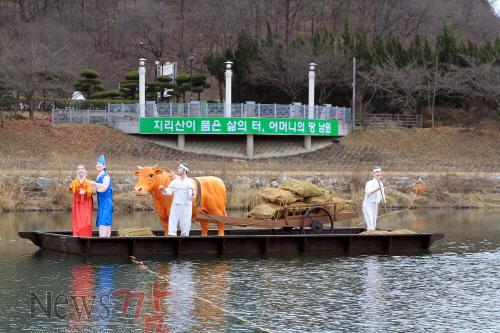 크기변환_0306 문화관광과 - 향수를 자극하는 소금 뗏목배 요천강변에 진수(최영순)1.jpg