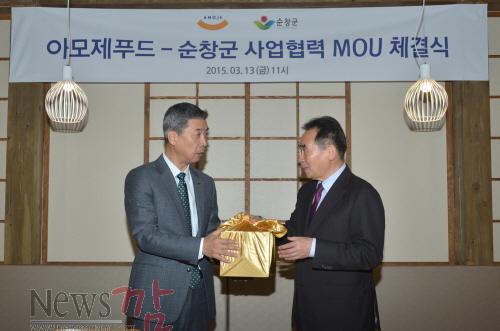 크기변환_순창 0313 - 순창군-아모제푸드 협약식 신희호 회장에게 황숙주 군수가 순창군에서 개발한 토마토고추장을 선물하고 있다 DSC_1523.jpg