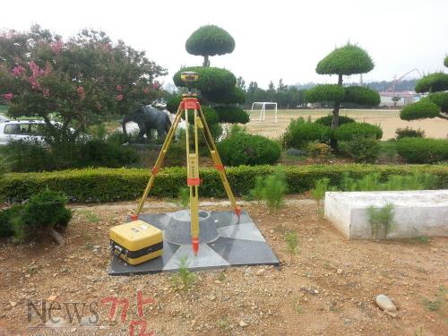 크기변환_완도군, 지적공부 국제표준으로 변환하기 위해 기준 측량점의 GPS좌표를 확인하기 위해 측량하고 있다..jpg