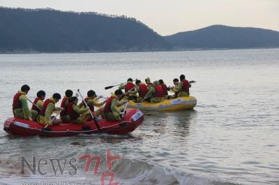 크기변환_완도 수산고등학교 학생들이 지난해 12월 장보고 리더십아카데미에 참가하여 신지 명사십리에서 해양 노젓기 프로그램에 참여하고 있다..JPG
