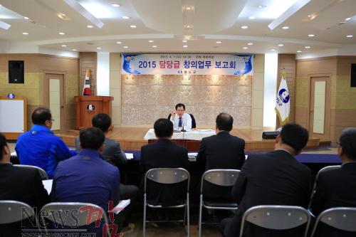 크기변환_2015 담당급 창의업부 보고회에서 신우철 완도군수와 담당 공무원이 열띤 토론을 펼치고 있다 (1).JPG