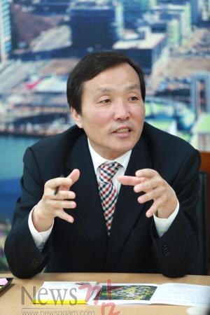 크기변환_김철주 무안군수 집무사진.JPG