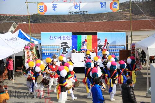 크기변환_어업인의 만선과 안전을 기원하는「완도 풍어제 및 어선 안전기원제」가 5월 6일 완도해변공원에서 개최된다. 사진은 지난해 청해진12군고의 풍물놀이 모습.JPG