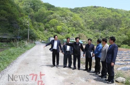 크기변환_150504-5월_4일_금정면_청용리_생활여건_개조사업_현장방문8[1].jpg