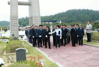 크기변환_본청+5.18+국립+민주묘지+참배3.jpg