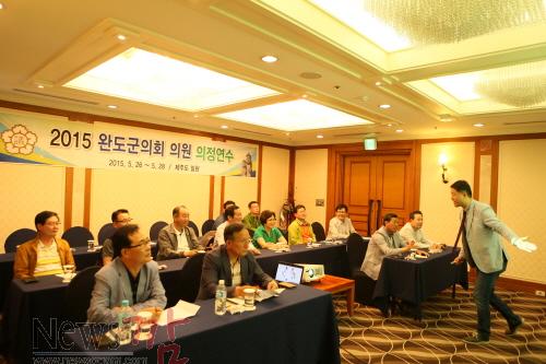 크기변환_완도군의회는 의원 9명 전원이 참여하여 제주도 일원에서 의정연수를 실시했다. (주)명소아이엠씨 황길식 대표를 초청 특강 모습.JPG