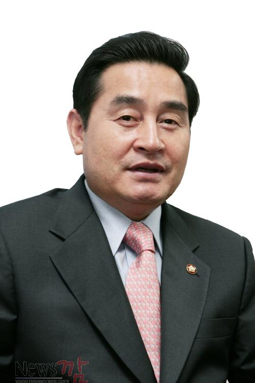 크기변환_이윤석의원 사진(보도자료용).jpg