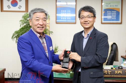 크기변환_9-3(고흥군, 희망2015나눔캠페인 우수시군 감사패 받아).jpg