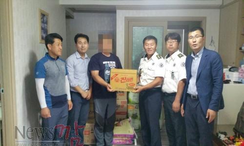 크기변환_연합방범대기념품전달(수정).jpg