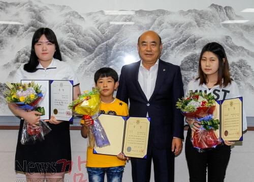 크기변환_재난 포스터 공모전(왼쪽부터 정온유 학생, 강찬울 학생, 정현복 시장, 김지연 학생).jpg