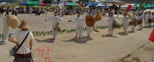 크기변환_진도군 ‘제2회 전라남도 행복마을 만들기’ 문화·복지분야 최우수상 수상(소포 검정쌀 축제 자료사진)3.jpg
