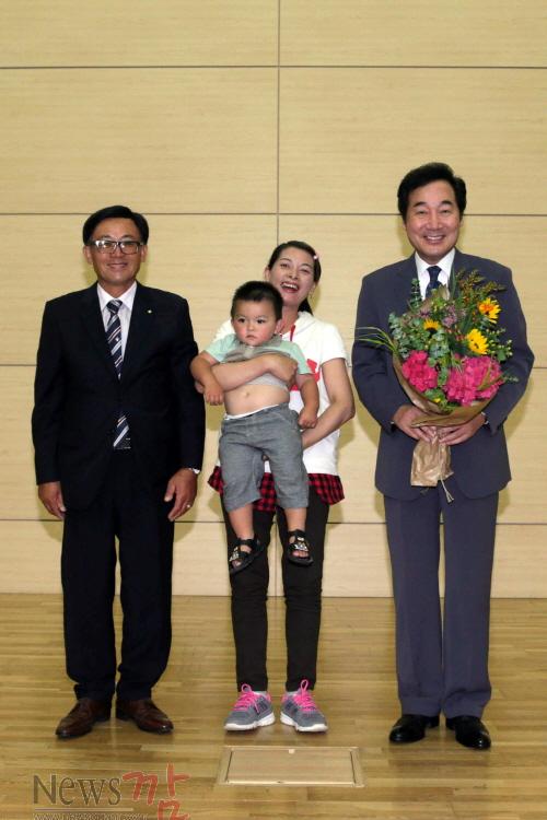 크기변환_고흥 연홍도 아이 꽃다발 전달3.jpg
