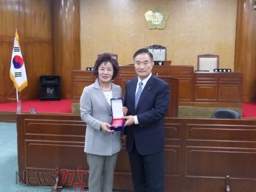 크기변환_2015.7.3.감사패 수상(의장).JPG