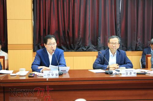 크기변환_지난 17일 완도군에서 전복양식 진단을 위한 전문가 토론회가 국립수산과학원장, 전라남도 수산과학원장 등을 비롯해 양식, 유통, 가공 관계자들이 모여 진행되었다 (3).JPG