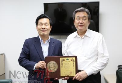 크기변환_박람회 3주년 기념 유공(김무성 대표) 감사패 전달.jpg
