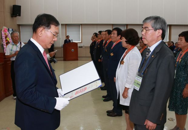 본청2015년8월훈포장전수식2.jpg