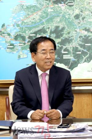 크기변환_김준성 군수 인터뷰 사진.jpg