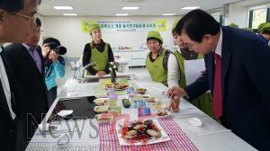 크기변환_신우철 완도군수가 전복소스를 맛보고 있다.jpg