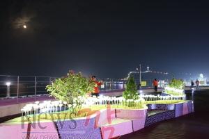크기변환_완도군 해조류센터 옥상정원에 설치한 LED장미를 관람객들이 즐기고 있다(1).JPG