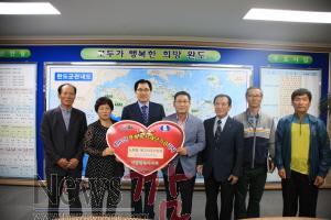 크기변환_신우철 완도군수가 노화읍 북고리 주민들로부터 행복복지기금을 전달받고 있다.JPG