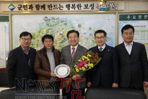 크기변환_이용부 보성군수 대한축구협회 감사패 수상.JPG