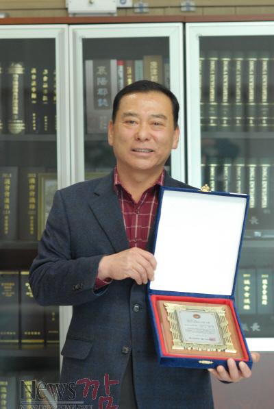 a수정됨_수상사진.jpg