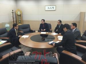 지난 7일 신우철 완도군수는 익산지방국토관리청을 방문해 2017년 국제해조류박람회를 대비해 장보고대교 조기개통을 건의했다.jpg