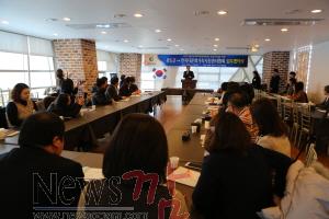 완도군은 지난20일 2017완도 국제해조류 박람회의 성공 개최를 위해 한국다문화가족 지원센터 협회와 업무협약을 체결했다(1).JPG
