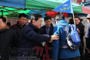 크기변환_순천웃장에서 만난 조충훈 시장과 덕담모습.jpg